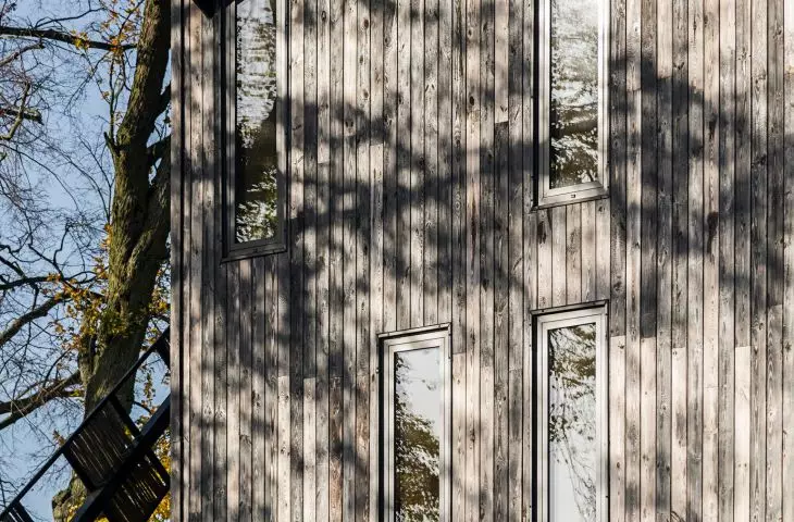 planks from the old structure were used on the facade, the new planks were partially tanned by fire