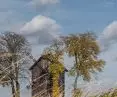 Dom Wiatrak wpisuje się w malowniczy, wiejski krajobraz