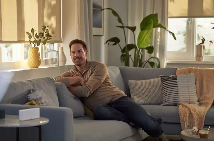 Once the home devices are connected to the TaHoma® switch, we can control the curtains and other elements of the interior blinds, shutters