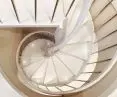 Delikatne oświetlenie schodów spiralnych