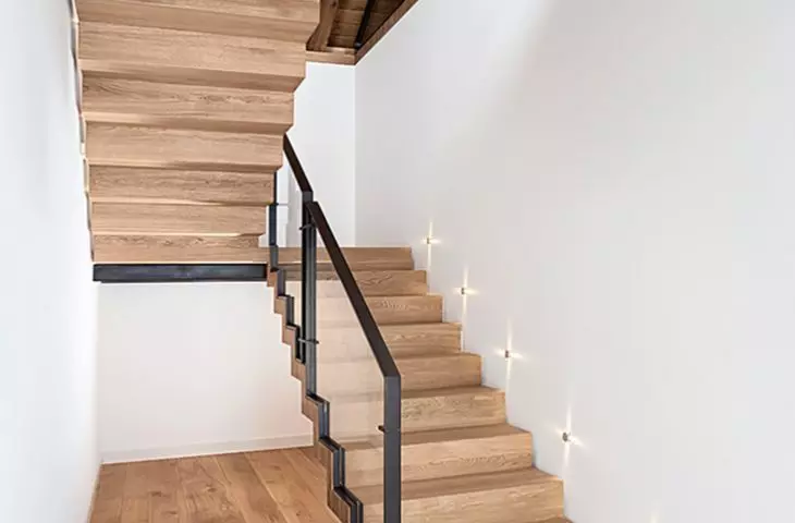 Praktyczne oświetlenie schodów zamontowane na ścianie