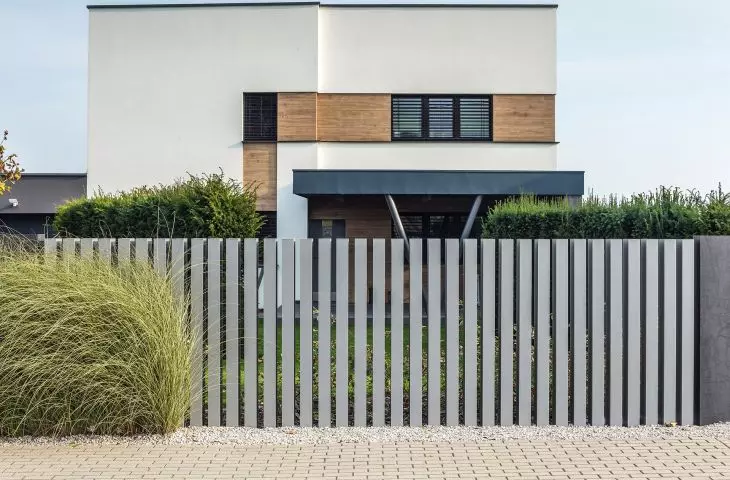 Arete Vertico posts as the perfect complement to a modern fence