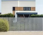 Arete Vertico posts as the perfect complement to a modern fence