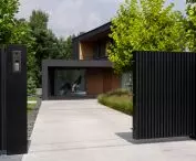 Aluminium i płyta ze spieków kwarcowych - niezawodne ogrodzenia XCEL