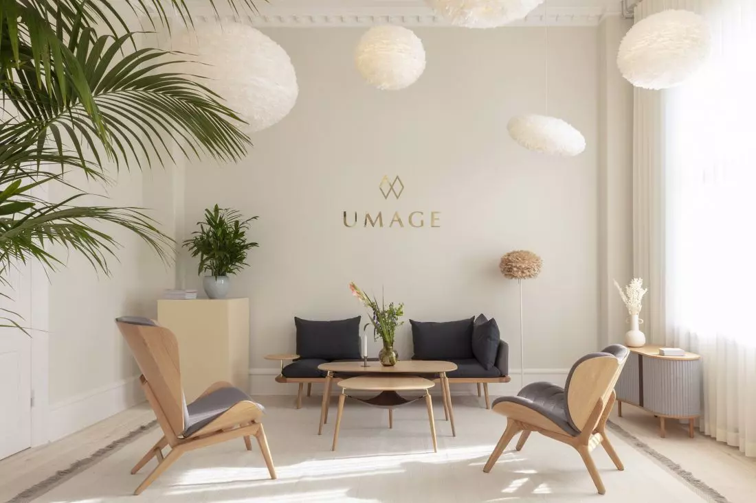 Od lewej fotel The
Reader, stoliki Hang Out, sofa Around, fotel A Conversation Piece, komoda Audacious, lampy Eos