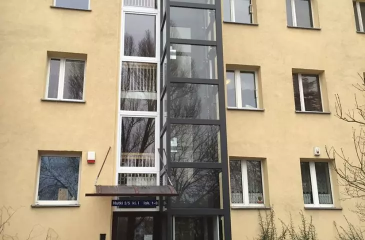 Platformy pionowe i schodowe - urządzenia do pokonywania barier architektonicznych