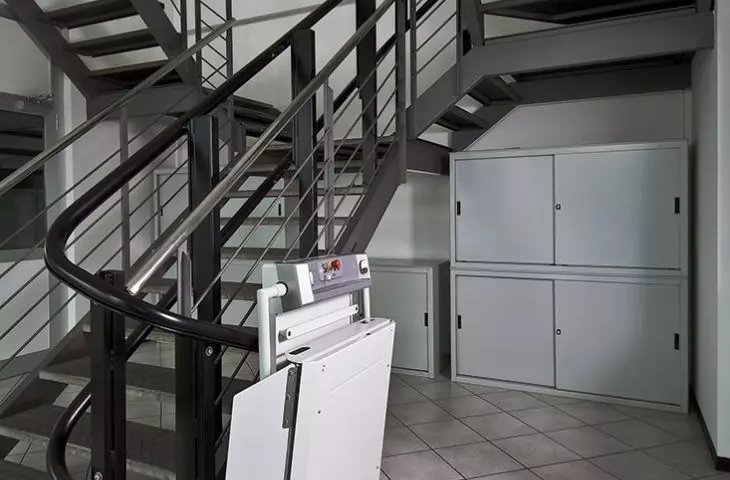 Platformy pionowe i schodowe - urządzenia do pokonywania barier architektonicznych