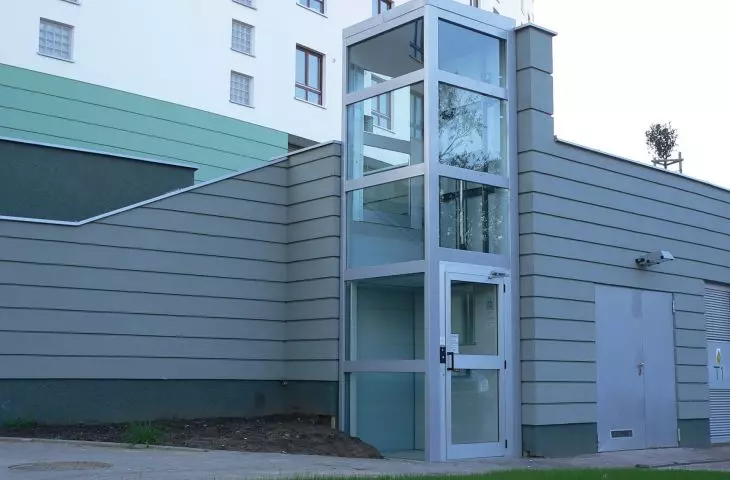 Platformy pionowe i schodowe - urządzenia do pokonywania barier architektonicznych