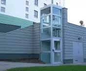 Platformy pionowe i schodowe - urządzenia do pokonywania barier architektonicznych