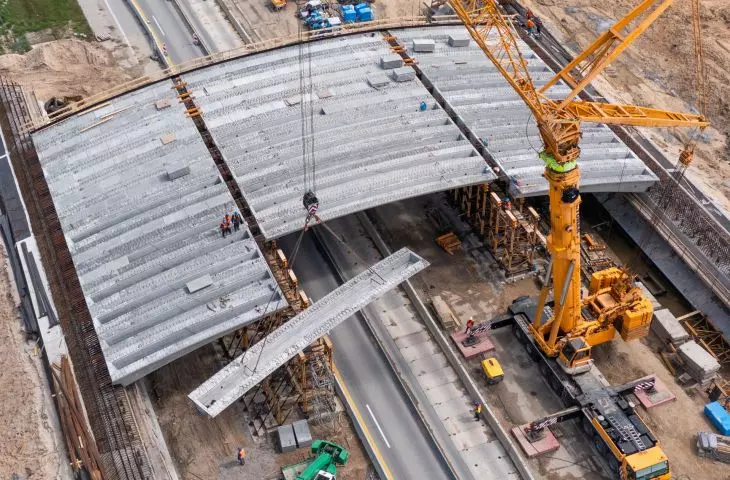 Prefabricated beams of animal crossing structure - A18 Motorway