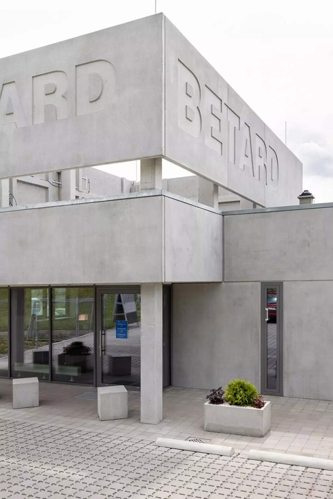 Prefabrykowane elementy elewacji – biuro Betard, oddział Gołogłowy