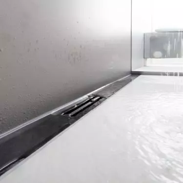 Black accents in the bathroom