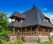 Panele dachowe REGLE w Pensjonacie Casa Traditionala Borlean w Vadu Izei w Rumunii