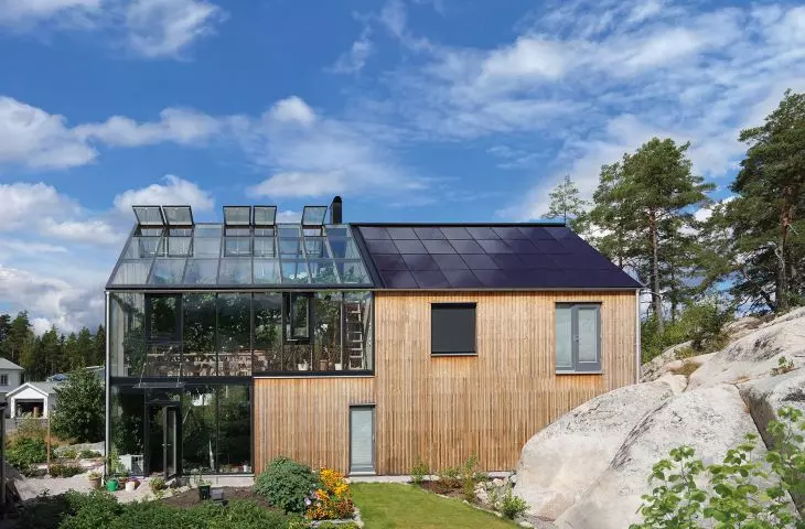 Willa w harmonii z naturą w Szwecji produkująca 12 500 kWh prądu