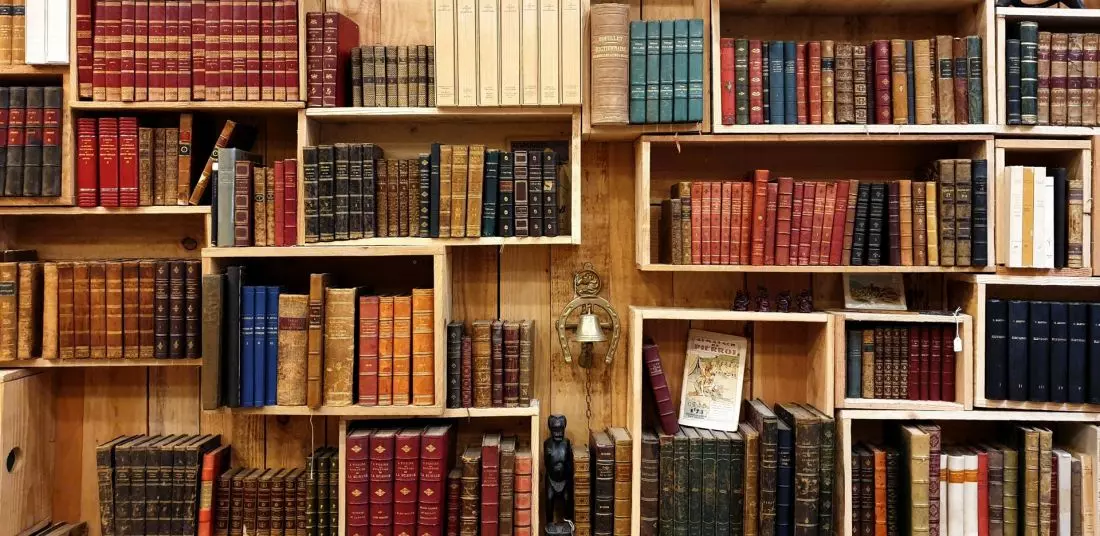 Własnoręcznie zrobione
półki na książki dodadzą klimatu w nowej bibliotece