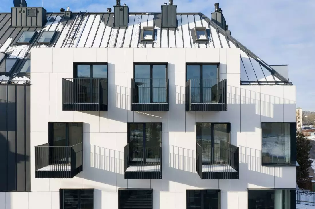 Nagroda
Architektoniczna Województwa Wielkopolskiego NAWW. Głosowanie na Nagrodę Publiczności Dobrawa Bies 20 grudnia '21 Głosowanie na Nagrodę
Publiczności Głosowanie na Nagrodę Publiczności Budynek biurowy i hala magazynowa w Komornikach Budynek biurowy i hala magazynowa
w Komornikach, plansza konkursowa Budynek biurowy GIANT OFFICE w Poznaniu ... +67 spis projektów biorących udział w głosowaniu
o Nagrodę Publiczności KATEGORIA	NAZWA PROJEKTU BUDYNEK UŻYTECZNOŚCI PUBLICZNEJ	Budynek biurowy i hala magazynowa w Komornikach
Budynek biurowy GIANT OFFICE w Poznaniu dworzec_WOLSZTYN LAB 150 Przebudowa dawnej spalarni na Wilczaku BUDYNEK MIESZKALNY WIELORODZINNY	Budynek
mieszkalny wielorodzinny z usługami Rezydencja Chwaliszewo w Poznaniu Fyrtel Wilda Stara Cegielnia Zespół budynków mieszkalnych przy
ulicy Trójpole DOM	Dom między brzozami nowy Strzeszyn etap 1B Taras z domem nad jeziorem Drewniany dom na łące Dom przenośny WNĘTRZE
PRYWATNE	DOM ROZCIĘTY | Dom POZ_4 DOM SKOŚNO - PŁASKI Leśniczówka BIAŁY DOM | POZ_5 Atelier WNĘTRZE PUBLICZNE	Szkoła Podstawowa nr 3
im. Powstańców Wielkopolskich w Pleszewie Salon OFF-HAIR FALA_PARK_DRINK_bar KLEIBER siedziba firmy Polski Teatr Tańca PRZESTRZEŃ
WSPÓLNA	Rynek w Wieleniu Schody Ogród Szeląg Plac przed Starym Browarem Ścieżka w koronach drzew Wielofunkcyjna Altanka DZIEŁO
EKSPORTOWE	Wilcza for/rest Budynek zakładu fizjoterapii i hydroterapii dla zwierząt Amfiteatr Brain Embassy Cukiernia BON BON Raster Marymont
AKTUALNE WYNIKI GŁOSOWANIA Dokumenty Nagroda Publiczności NAWW- regualmin.pdf ↓ pobierz .pdfpobierz wszystkie W 2. edycji konkursu
o Nagrodę Architektoniczną Województwa Wielkopolskiego dla najlepszych dzieł architektonicznych Wielkopolski każdy z Czytelników może
oddać głos na swojego faworyta! W konkursie przyznane zostaną Nagrody Publiczności w każdej z siedmiu kategorii — Budynek
użyteczności publicznej, Budynek mieszkalny wielorodzinny, Dom, Wnętrze prywatne, Wnętrze publiczne, Przestrzeń wspólna i Dzieło
eksportowe. Głosować można na jeden projekt w każdej z kategorii, łącznie w głosowaniu można oddać zatem siedem głosów
(INFORMACJE). Pracownie, które zdobędą największą liczbę głosów w swojej kategorii, otrzymają roczną prenumeratę miesięcznika
„A&B”. Wyłoniony zostanie także laureat Grand Prix! Organizatorami konkursu są poznański oddział Stowarzyszenia Architektów Polskich
i Wielkopolska Okręgowa Izba Architektów RP. Głosy oddawać można od 20 grudnia br. Wyniki ogłoszone zostaną 11 stycznia 2022 roku.
Materiały do publikacji udostępnione przez organizatorów konkursu. kategoria BUDYNEK UŻYTECZNOŚCI PUBLICZNEJ Budynek biurowy i hala
magazynowa w Komornikach proj.: IPSO ARCHITEKCI [fragment opisu autorskiego] Geometria nałożonych na siebie i przenikających się trzech
brył stanowi charakterystyczny widok części frontowej obiektu. Poprzez wysunięcie bryły środkowej zaakcentowano funkcję biurową mieszczącą
się na piętrze budynku. Ażurowa fasada z profili aluminiowych tworzy efekt jednolitej powierzchni odbieranej głównie przez osoby znajdujące
się ruchu, a jednocześnie stanowi ochronę dla południowej ekspozycji okien biura [...]. Ważnym elementem projektu była gra fakturą
i kolorem [...]. Budynek biurowy i hala magazynowa w Komornikach ZOBACZ PLANSZĘ KONKURSOWĄ liczba głosów: 56 WYNIKI GŁOSOWANIA
Budynek biurowy GIANT OFFICE w Poznaniu proj.: CDF Architekci [fragment opisu autorskiego] Kubaturę obiektu wyznaczają obowiązujące linie
zabudowy ulic Głogowskiej i Górki. Domknięcie kwartału zaowocowało wytworzeniem przestronnego dziedzińca o półprywatnym charakterze.
Program użytkowy obiektu przewiduje parking podziemny na dwóch poziomach, funkcje handlowe i gastronomiczne w parterze oraz 6 kondygnacji
biurowych z ogólnodostępnymi tarasami. Szerokość traktów powierzchni biurowych wyznaczone zostały w oparciu o przeprowadzoną
analizę doświetlenia budynku. Cztery niezależne piony komunikacyjne ułatwiają podział powierzchni kondygnacji na poszczególnych najemców.
Istotnym czynnikiem organizacji przestrzeni jest możliwość wydzielenia zarówno wygodnych powierzchni typu open- space jak i pomieszczeń
gabinetowych. Budynek biurowy GIANT OFFICE w Poznaniu ZOBACZ PLANSZĘ KONKURSOWĄ liczba głosów: 18 WYNIKI GŁOSOWANIA dworzec_WOLSZTYN proj.:
PL. architekci, Bartłomiej Bajon, Katarzyna Cynka-Bajon, Bartosz Stanek, współpraca: Joanna Sypniewska, Magdalena Santysiak [fragment opisu
autorskiego] Cały koncept nowego węzła komunikacyjnego opiera się na bardzo silnym kontraście i kontekście: istniejącego modernistycznego
dworca, nawiązań do historii w postaci parowozów i czynnej parowozowni (genius loci – tożsamość miasta) oraz nowoczesną,
ekspresyjną linią zadaszeń i nowoczesnych elementów małej architektury. Uważamy, że właśnie dialog nowoczesnej architektury
z tradycją i historią a nie pójście w pastisz pseudo historyzującej architektury sprawia, że to miejsce staje się
zapamiętywane, charakterystyczne i unikatowe: że podkreśla się w mocny sposób upływ historii przy jednoczesnym wykorzystaniu
nowoczesnych środków wyrazu. Wszystkie nowe zabudowy są utrzymane w kolorystyce czarno-czerwonej (niezawianie do koloru parowozów)
i wykonane ze stali. dworzec_WOLSZTYN ZOBACZ PLANSZĘ KONKURSOWĄ liczba głosów: 74 WYNIKI GŁOSOWANIA LAB 150 proj.: Wrzeszcz Architekci,
Borys i Mariusz Wrzeszcz, Jan Celichowski, wnętrza: Bidermann i Wide [fragment opisu autorskiego] Budynek centrum projektowania, tworzenia
i badania produktów i usług, stworzony z myślą o firmach z branży kreatywnej. Istotnym założeniem projektowym było
ukształtowanie elewacji frontowej tak, by skierować uwagę na to co dzieje się w środku budynku. Służą temu duże przeszklenia skadrowane
prostą geometryczną formą czarnej ramy. Budynek jest tłem dla widocznego z zewnątrz procesu powstawania prototypów [...]. Budynek składa
się z trzech kondygnacji naziemnych, które odpowiadają różnemu etapowi powstawania prototypów oraz podziemnej hali garażowej. Konstrukcja
części nadziemnej została niemal w całości sprefabrykowana, co pozwoliło istotnie skrócić czas realizacji. Kondygnacja parteru
zaprojektowana została jako strefa szybkiego prototypowania oraz pracownia testów i ewaluacji. Na pierwszym piętrze zaprojektowano strefę
Living Lab — żywe laboratorium. LAB 150 ZOBACZ PLANSZĘ KONKURSOWĄ liczba głosów: 91 WYNIKI GŁOSOWANIA Przebudowa dawnej spalarni na Wilczaku
proj,: Litoborski+Marciniak Biuro architektoniczne, zespół: Piotr Litoborski, Piotr Marciniak, Filip Osiński, fot. Bartosz Jankowski [fragment
opisu autorskiego] Budynek dawnej spalarni wraz z zaprojektowanym ogólnodostępnym placem wokół niego jest głównym elementem kompozycyjnym
założenia – dominantą podporządkowującą otaczającą zabudowę oraz elementem centrotwórczym. W projekcie założono możliwie
w jak największym stopniu powrót do stanu pierwotnego i oryginalnego charakteru budynku. Usunięto wszystkie wtórne, nieoryginalne
elementy, będące wynikiem powojennych adaptacji i przebudów. Przywrócono oryginalne kształty stolarki i ślusarki okiennej,
a dodatkowe drzwi i okna zaprojektowano na ich wzór, zachowując proporcje, podziały i łukowe przesklepienia. Przebudowa dawnej
spalarni na Wilczaku ZOBACZ PLANSZĘ KONKURSOWĄ liczba głosów: 19 WYNIKI GŁOSOWANIA kategoria BUDYNEK MIESZKALNY WIELORODZINNY Budynek mieszkalny
wielorodzinny z usługami