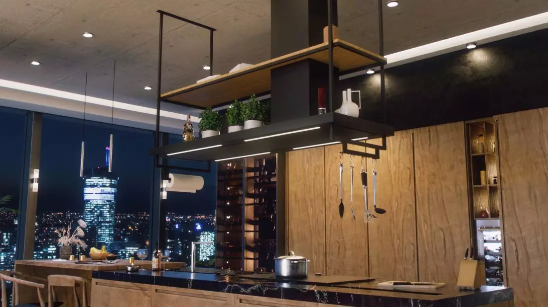 Loftowy okap wyspowy
Nortberg Metropolis Premium Wood z drewnianą półką z palety laminatów Egger