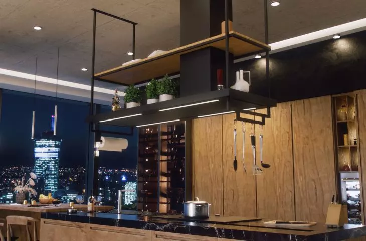 Loftowy okap wyspowy Nortberg  Metropolis Premium Wood z drewnianą  półką z palety laminatów Egger