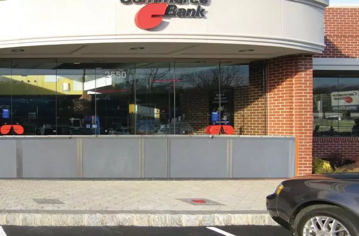 Flood protection of a bank building (Boulder, California, USA)