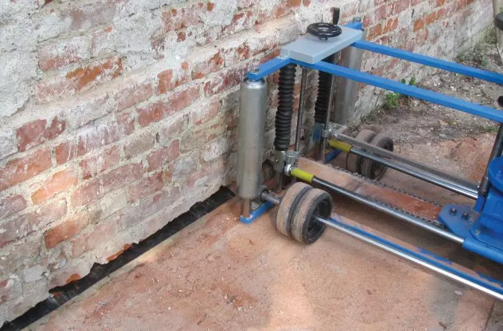 Effective dehumidification of the building
