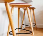 Mieszkanie na Mokotowie, taborety w kuchni