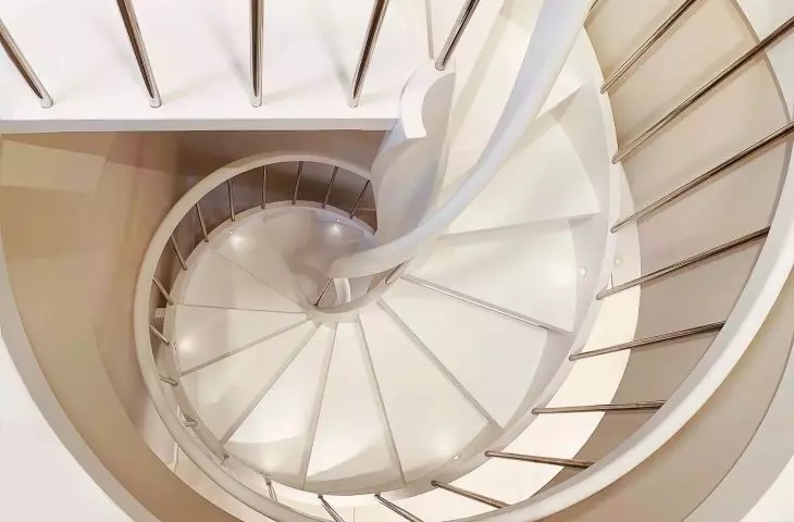 Delikatne oświetlenie schodów spiralnych  
