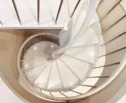 Delikatne oświetlenie schodów spiralnych  