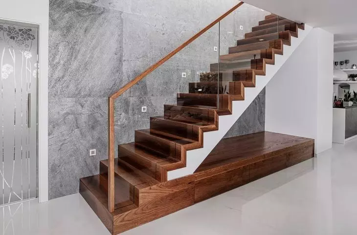 Betonowa konstrukcja schodów z obłożeniem z Jesionu Thermo i szklaną balustradą 