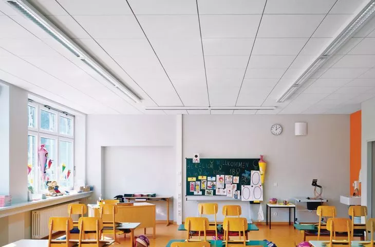 Sufity podwieszane w szkołach zmniejszają pogłos, wpływają na izolacyjność akustyczną. Równie ważne są jednak też właściwości te