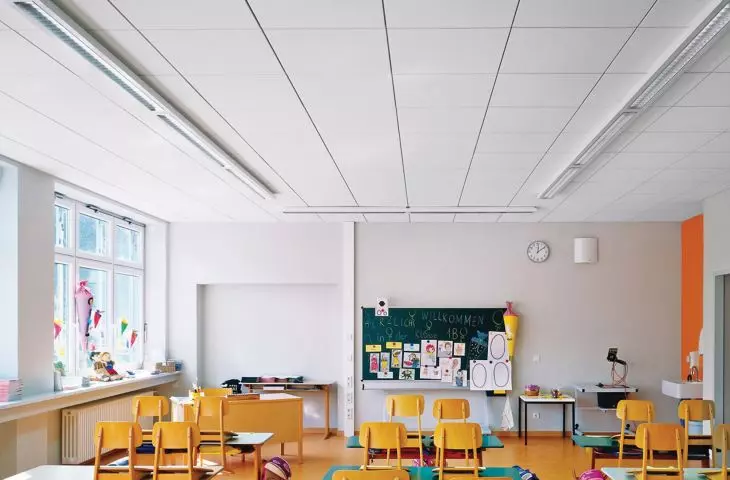 Sufity podwieszane w szkołach zmniejszają pogłos, wpływają na izolacyjność akustyczną. Równie ważne są jednak też właściwości te
