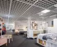 Metalowe sufity wybierane są chętnie do wielkopowierzchniowych przestrzeni, m.in. przez branże retail oraz inwestorów obiektów k
