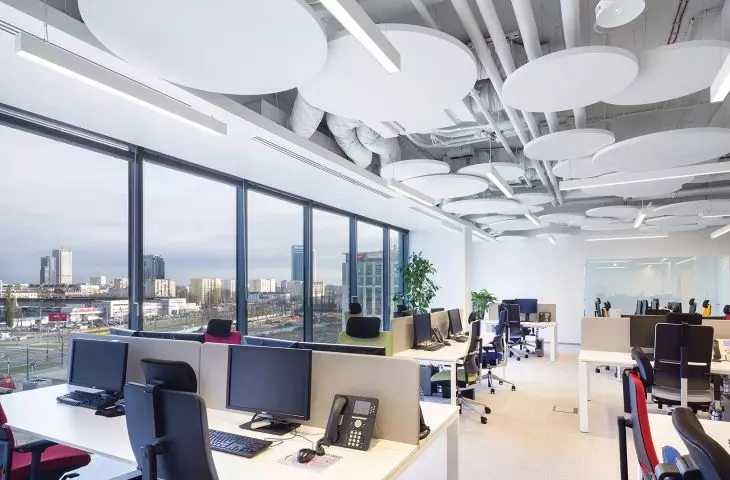 Wyspy sufitowe Optima Canopy (dowolne kształty) tworzą  przyjazną akustykę i idealnie nadają się do aranżacji  wnętrz w industri