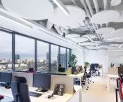 Wyspy sufitowe Optima Canopy (dowolne kształty) tworzą  przyjazną akustykę i idealnie nadają się do aranżacji  wnętrz w industri