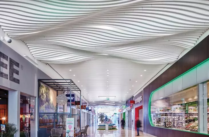 Centrum handlowe Hallarna, Halmstad, Szwecja, Produkty: Ecophon Solo™ Baffle Wave