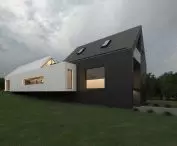 The second body of the building was finished with white plaster and white roof membrane