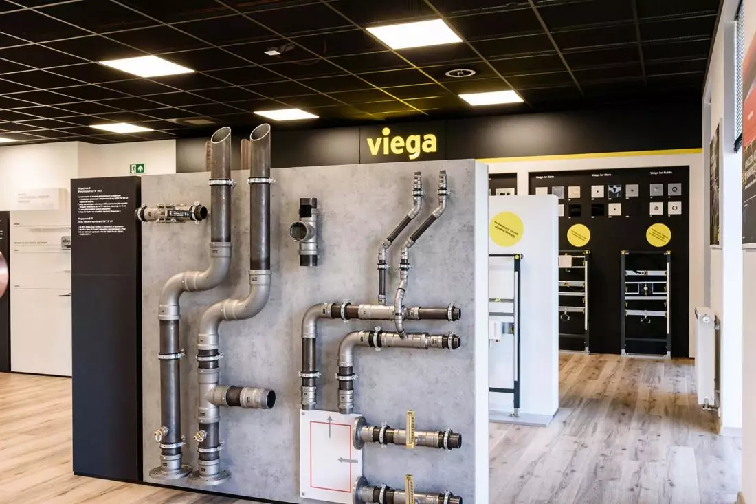 na specjalnych
ściankach zaprezentowano fragmenty instalacji wykonanych w technice zaprasowywania. Na zdjęciu widoczny system Megapress