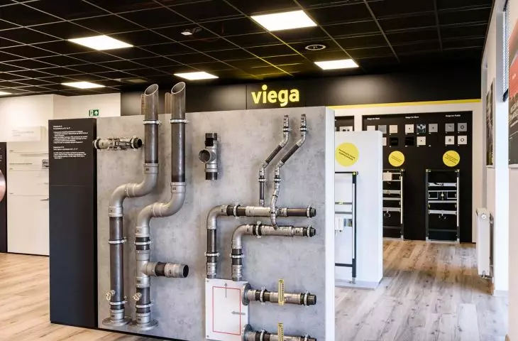 na specjalnych ściankach zaprezentowano fragmenty instalacji wykonanych w technice zaprasowywania. Na zdjęciu widoczny system Megapress