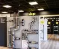 na specjalnych ściankach zaprezentowano fragmenty instalacji wykonanych w technice zaprasowywania. Na zdjęciu widoczny system Megapress