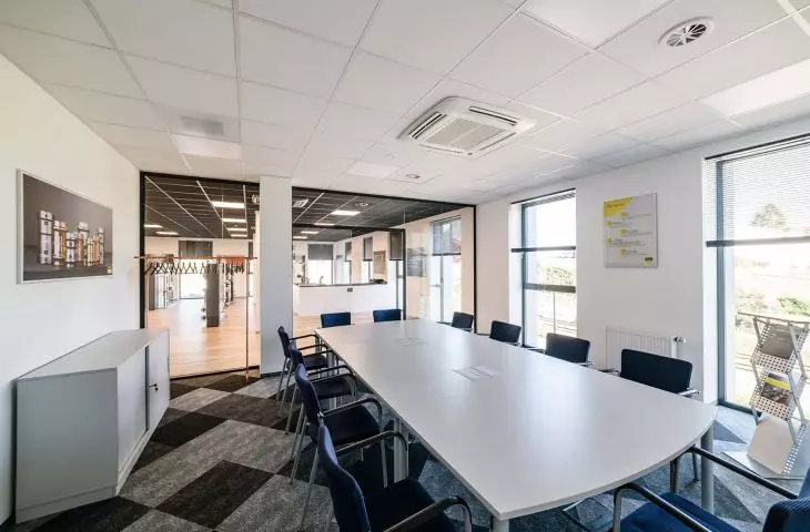 komfortowa sala szkoleniowa o powierzchni 33 m² jest w pełni przystosowana do prezentacji multimedialnych