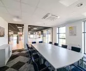 komfortowa sala szkoleniowa o powierzchni 33 m² jest w pełni przystosowana do prezentacji multimedialnych