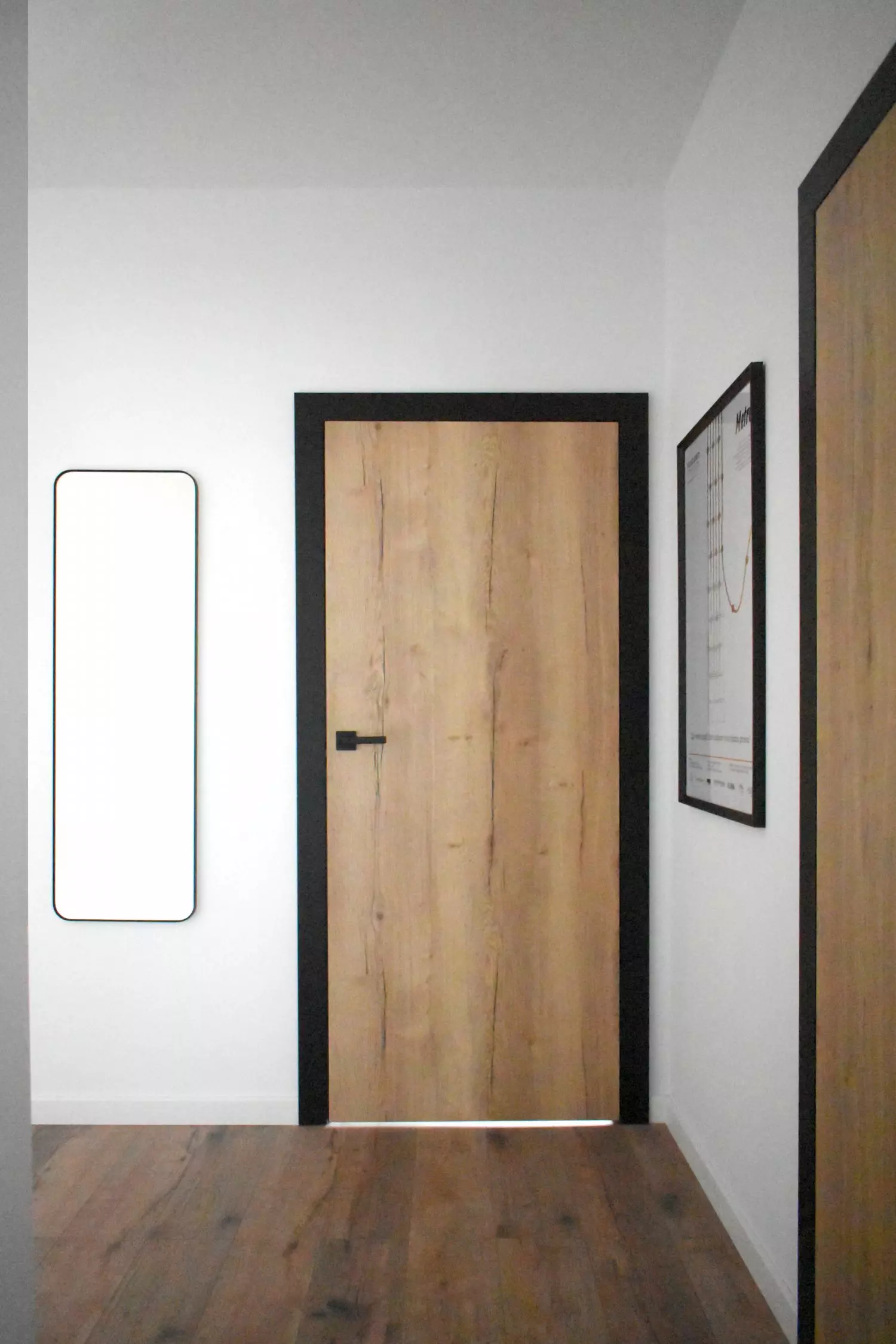 Korytarz
i drewniane drzwi w mieszkaniu