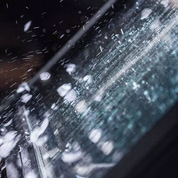 Roof windows are exposed to the direct effects of heavy rain, hail or wind