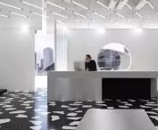 Wnętrze showroomu MISBHV, strefa kas