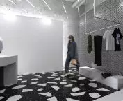 Wnętrze showroomu MISBHV, ściana z łańcuchów