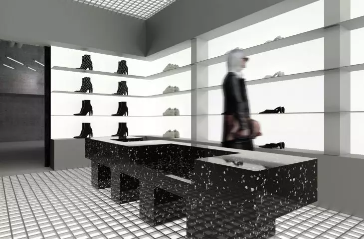 Wnętrze showroomu MISBHV, strefa obuwia, siedzisko inspirowane formami Maxa Lamba