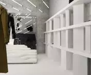 Wnętrze showroomu MISBHV, strefa dodatków