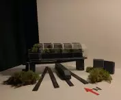 makieta mostu stworzonego z obiektów Tiny house