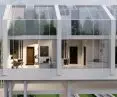 The main body of the bridge is formed by a strip of ten apartments open with a glass facade to the southwest side.