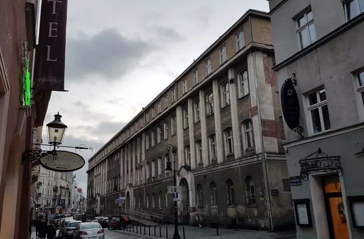 Dawny szpital miejski przy ul. Szkolnej w Poznaniu - widok od strony Starego Rynku