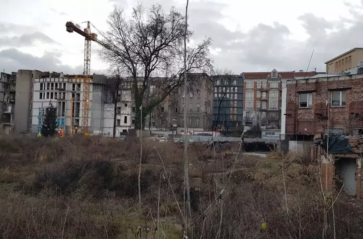 Dziedziniec dawnego szpitala miejskiego przy ul. Szkolnej w Poznaniu - widok z ul. Koziej